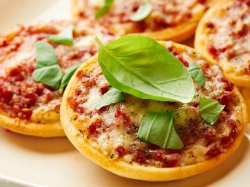 Pizzette s rajčicama i bosiljkom